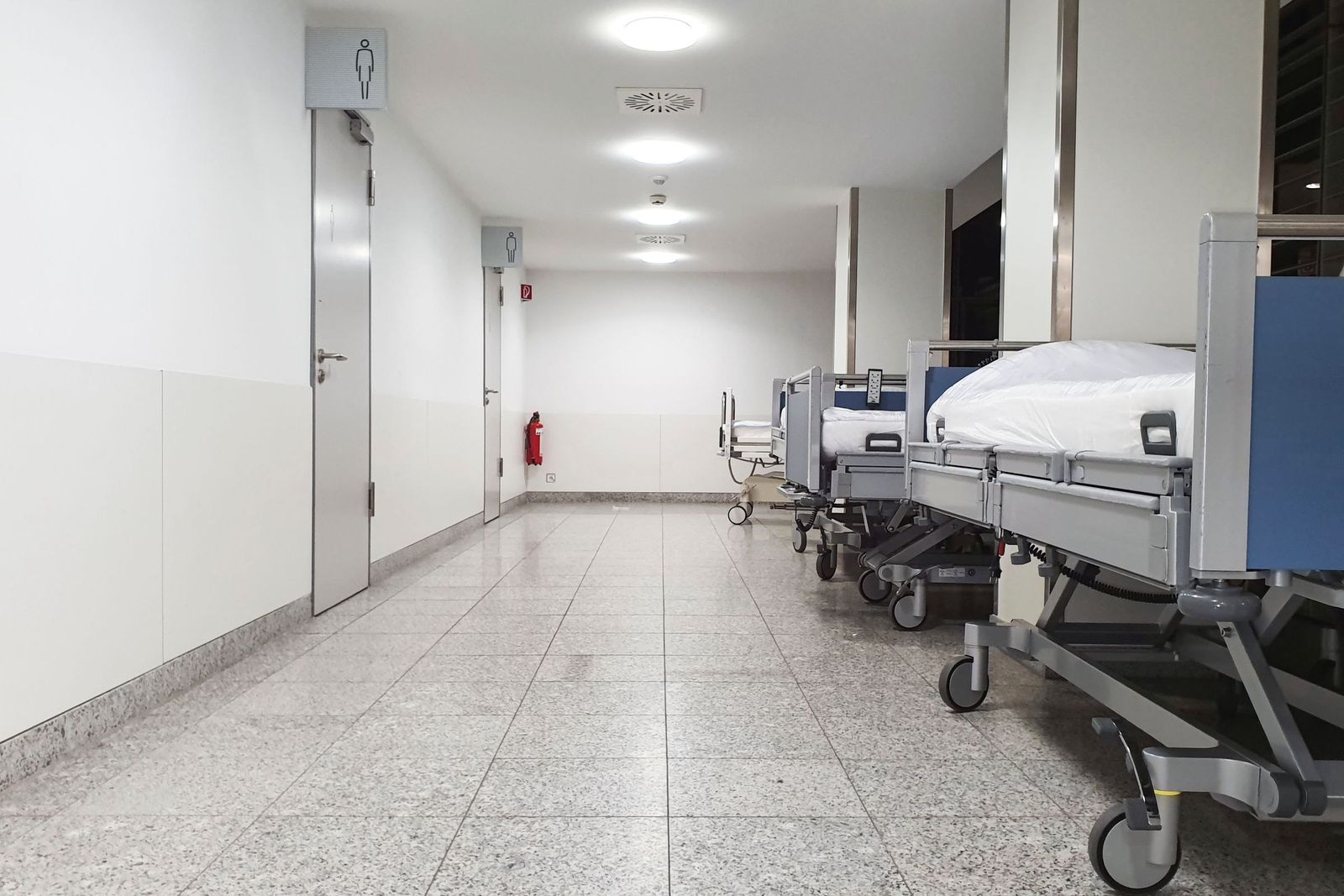 Klinikflur mit bereitstehenden Betten